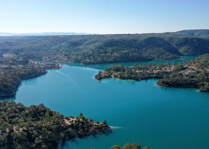 Couette-café La Pinède Du 3*